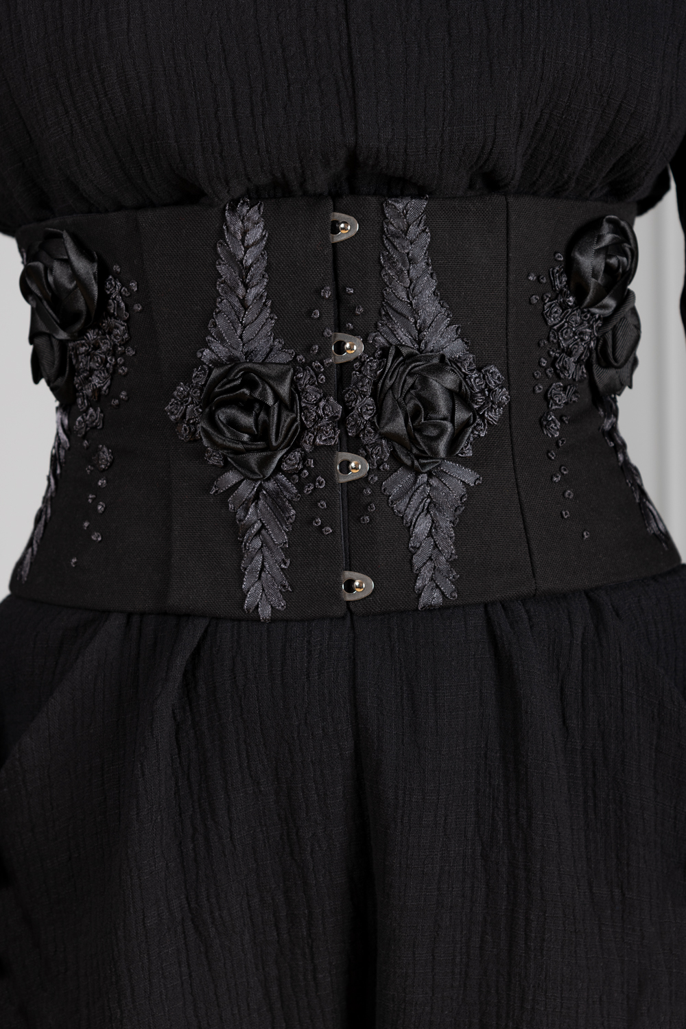 A ribbon embroidered corset belt for women