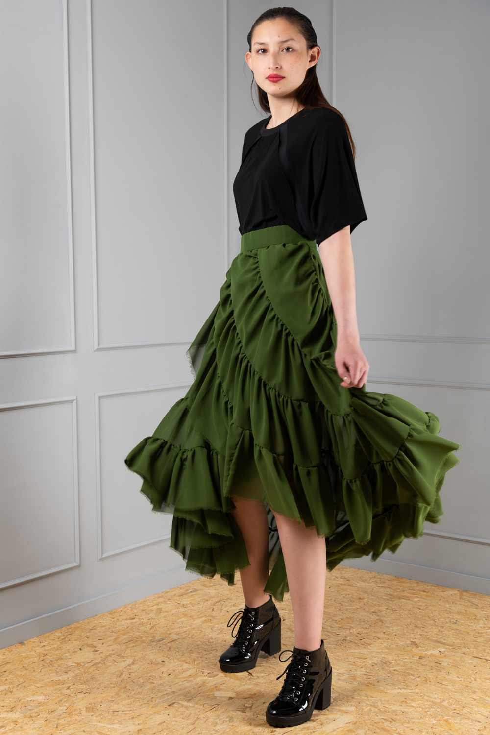 A ruched green chiffon skirt for a fun and chic look Haruco vert