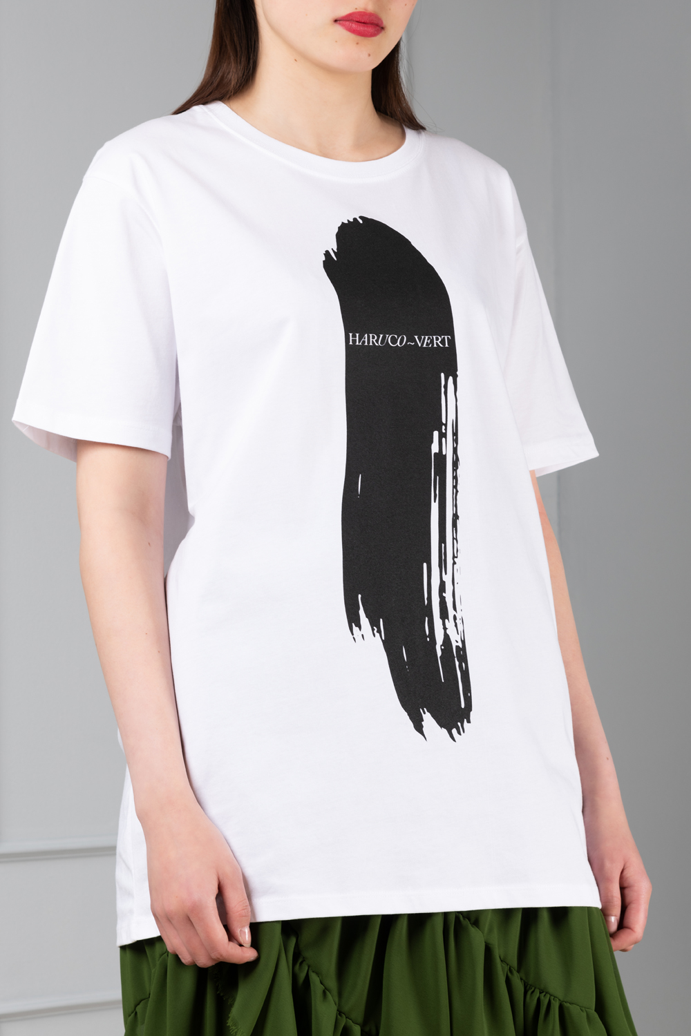 A women's white graphic-print tee with logo detail | Haruco-vert