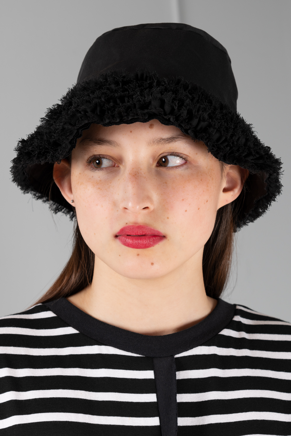 A black chiffon bucket hat Haruco vert