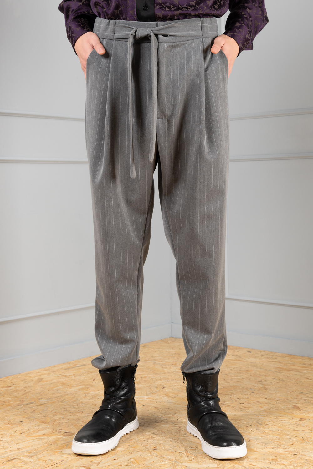 Grey pinstripe men's tie-belt trousers | Haruco-vert