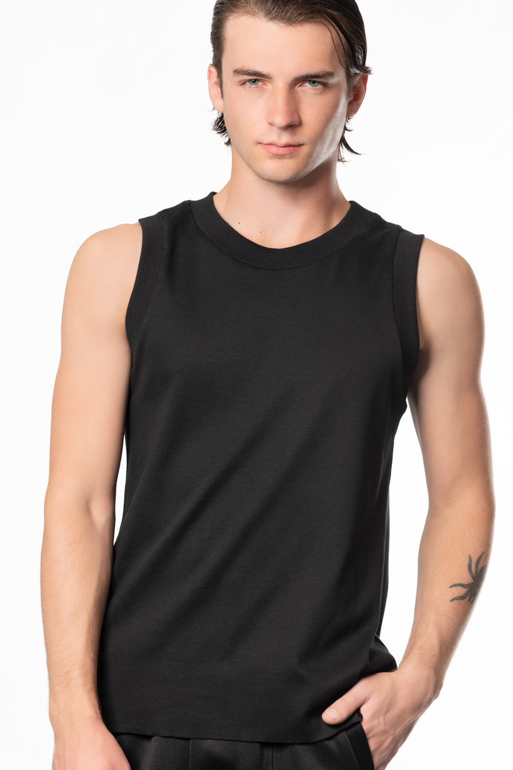 A black men s tank top Haruco vert